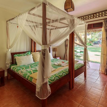 Airport Guesthouse Entebbe Exterior photo