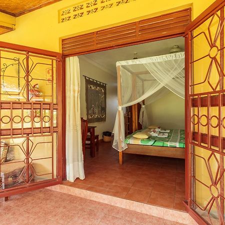 Airport Guesthouse Entebbe Exterior photo